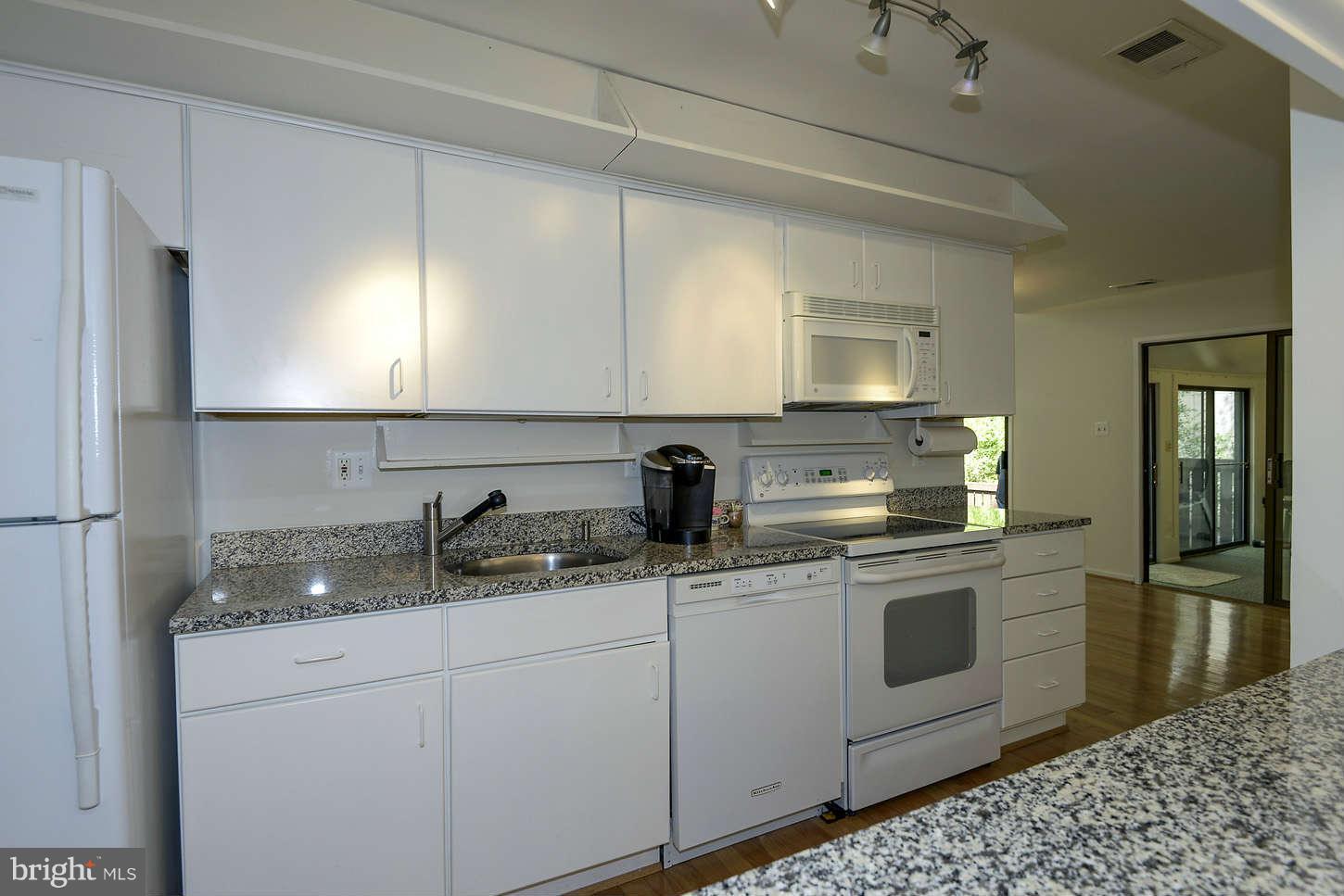 2409 Glade Bank Way Reston, VA 20191 - Photo 22 of 30 Kitchen