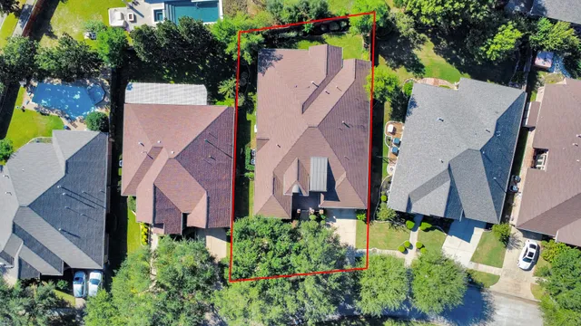 a view of a house with backyard and garden