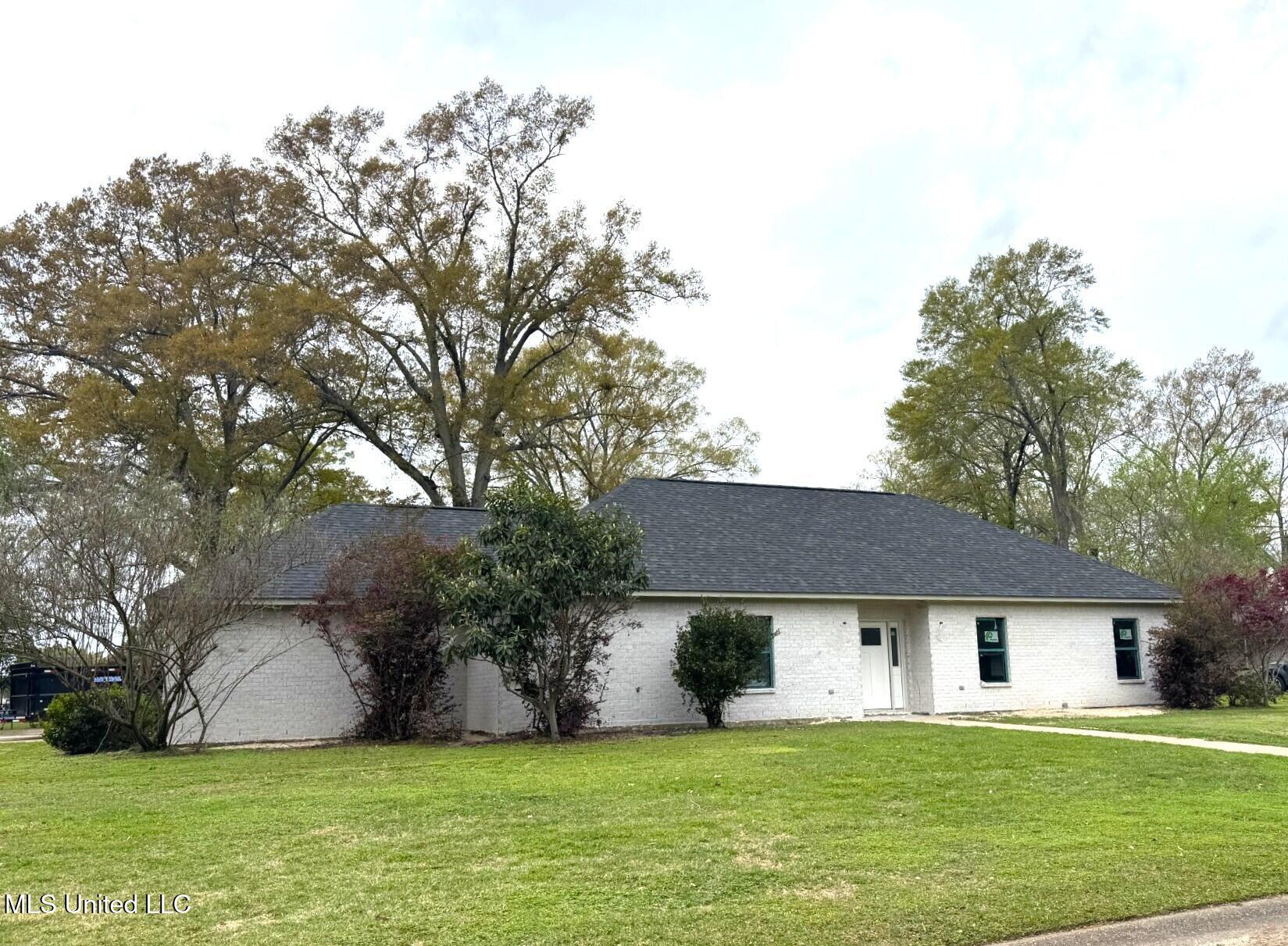 100 North Temple Road Natchez, MS 39120 - Photo 1 of 46 thumbnail_IMG_9483.jpg 100 N Temple