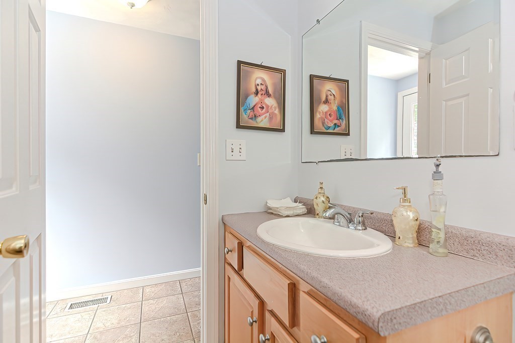 32 Riverhurst Road Billerica, MA 01821 - Photo 10 of 41