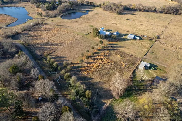 a view of a house with backyard and garden