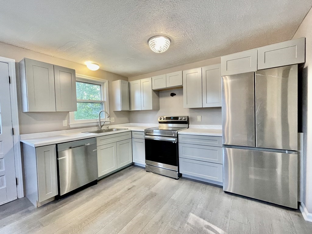 198 Lamont Street Springfield, MA 01119 - Photo 8 of 19 Gallery Image 8