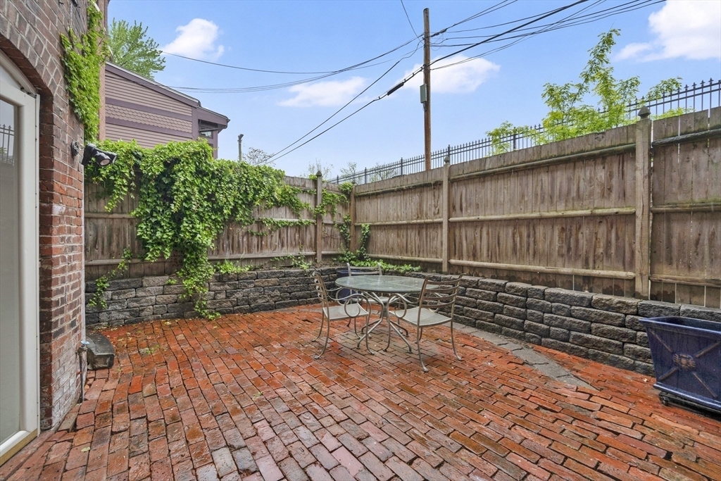27 Mattoon Street Springfield, MA 01105 - Photo 9 of 37