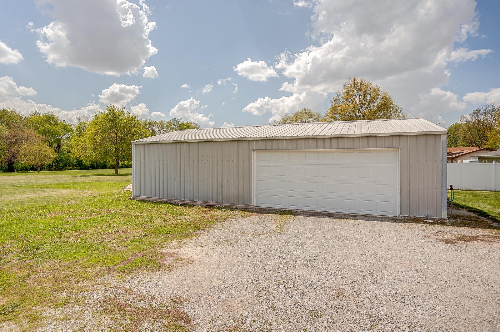 10932 Lake Road Highland, IL 62249 - Photo 4 of 52