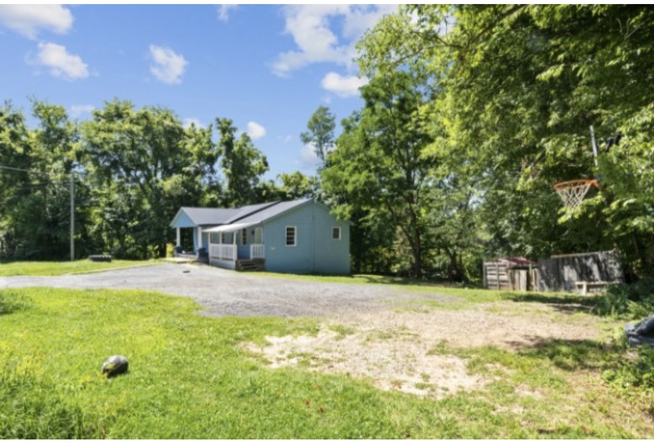 559 Palmyra Road Clarksville, TN 37040 - Photo 3 of 4 a house view with a outdoor space