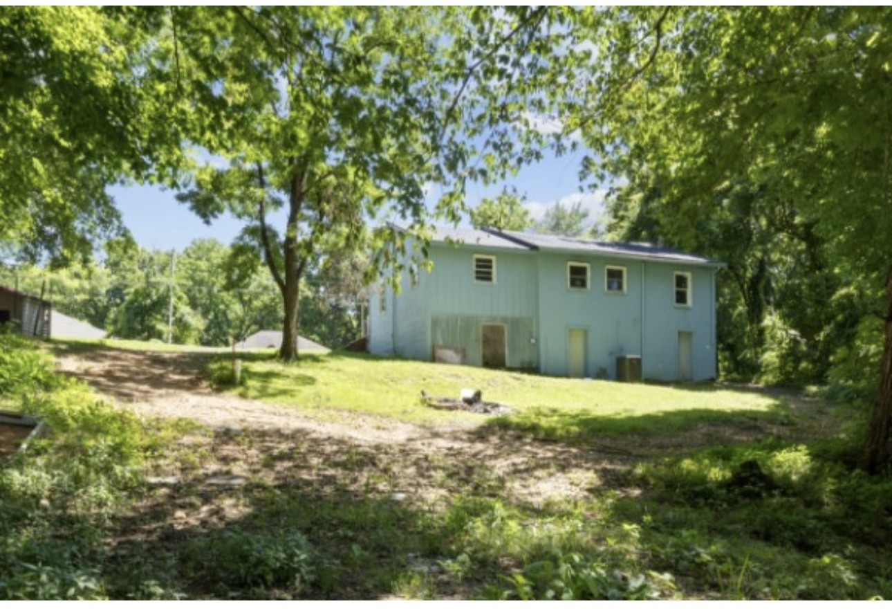 559 Palmyra Road Clarksville, TN 37040 - Photo 4 of 4 a backyard of a house with yard and tree