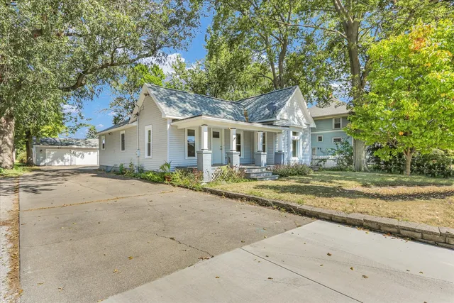 $212,500 | 102 East Warren Street, St. Joseph, IL 61873