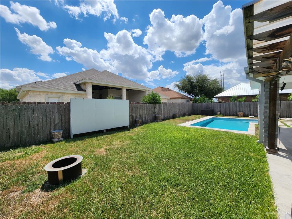 2821 Grayson Avenue McAllen, TX 78504 - Photo 15 of 31 a view of a backyard with a garden
