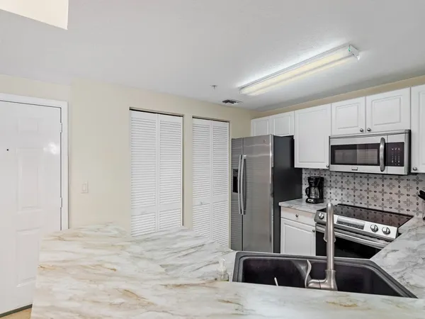 $2,400 | 5095 Fairways Circle, Unit I112, Vero Beach, FL 32967