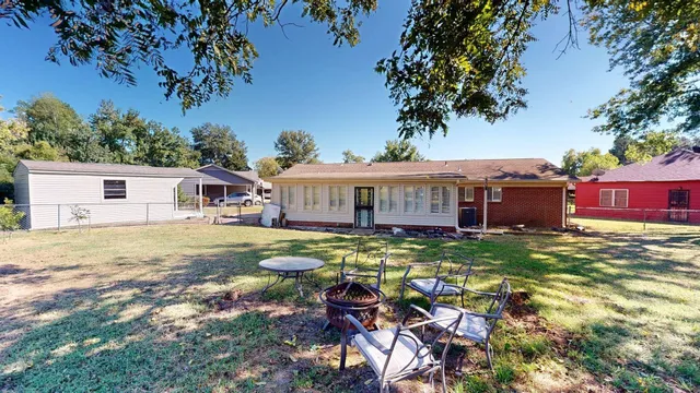 a view of a house with a yard