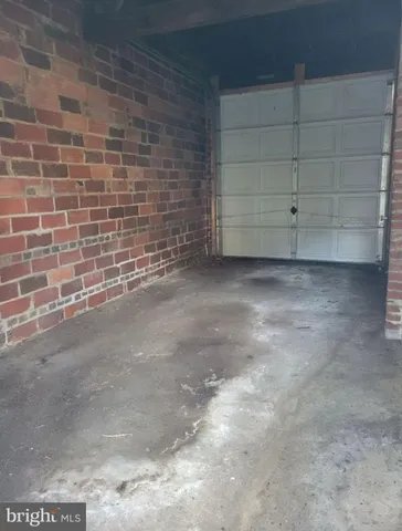a view of a livingroom with closet