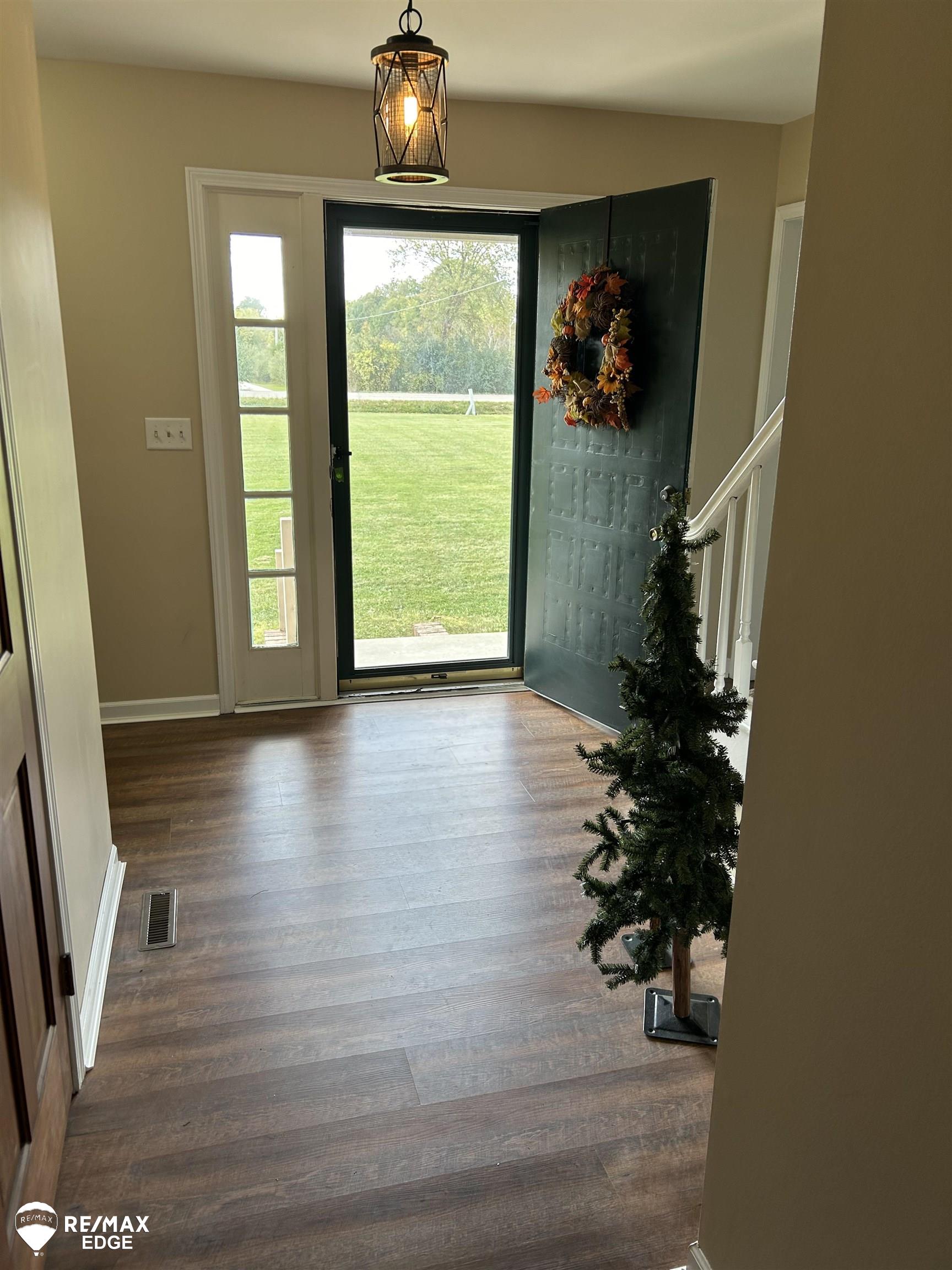 2181 South Oak Road Davison, MI 48423 - Photo 8 of 54 50157397-cb669d0e-9e2d-43b1-a1c8-cb216557e84b.JPG