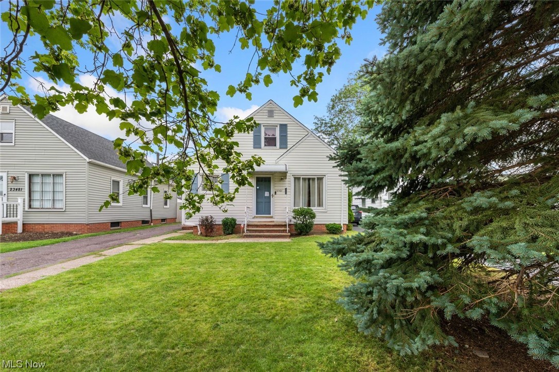 23501 Hartland Road Euclid, OH 44123 - Photo 3 of 6