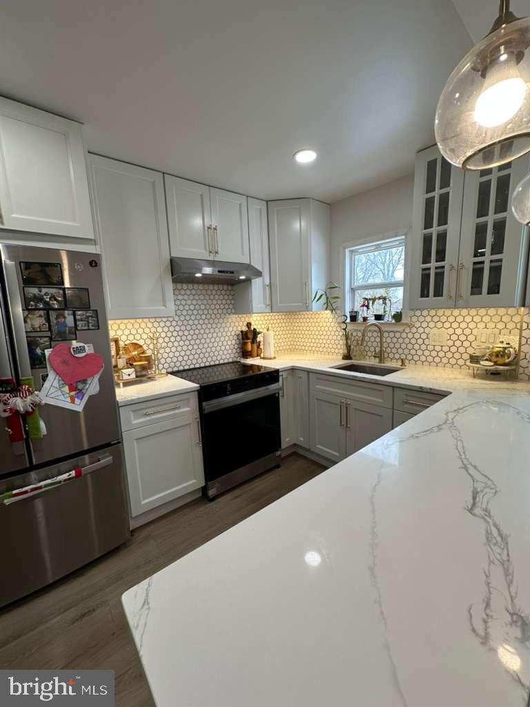 1536 Rothley Avenue Abington, PA 19090 - Photo 7 of 21 a kitchen that has a sink and a stove in it