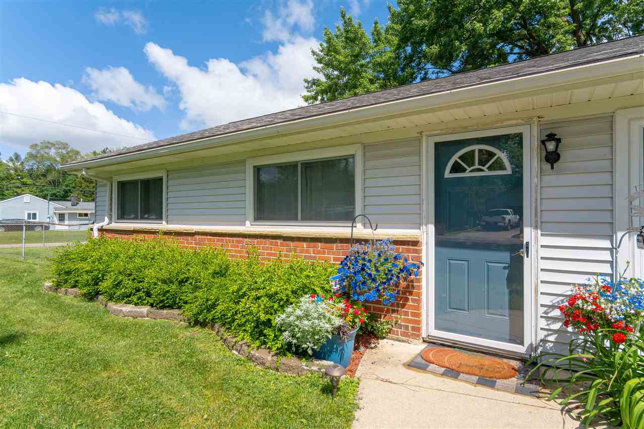 6412 Hermana Road West Bloomfield, MI 48324 - Photo 2 of 34 50077862-1.JPG