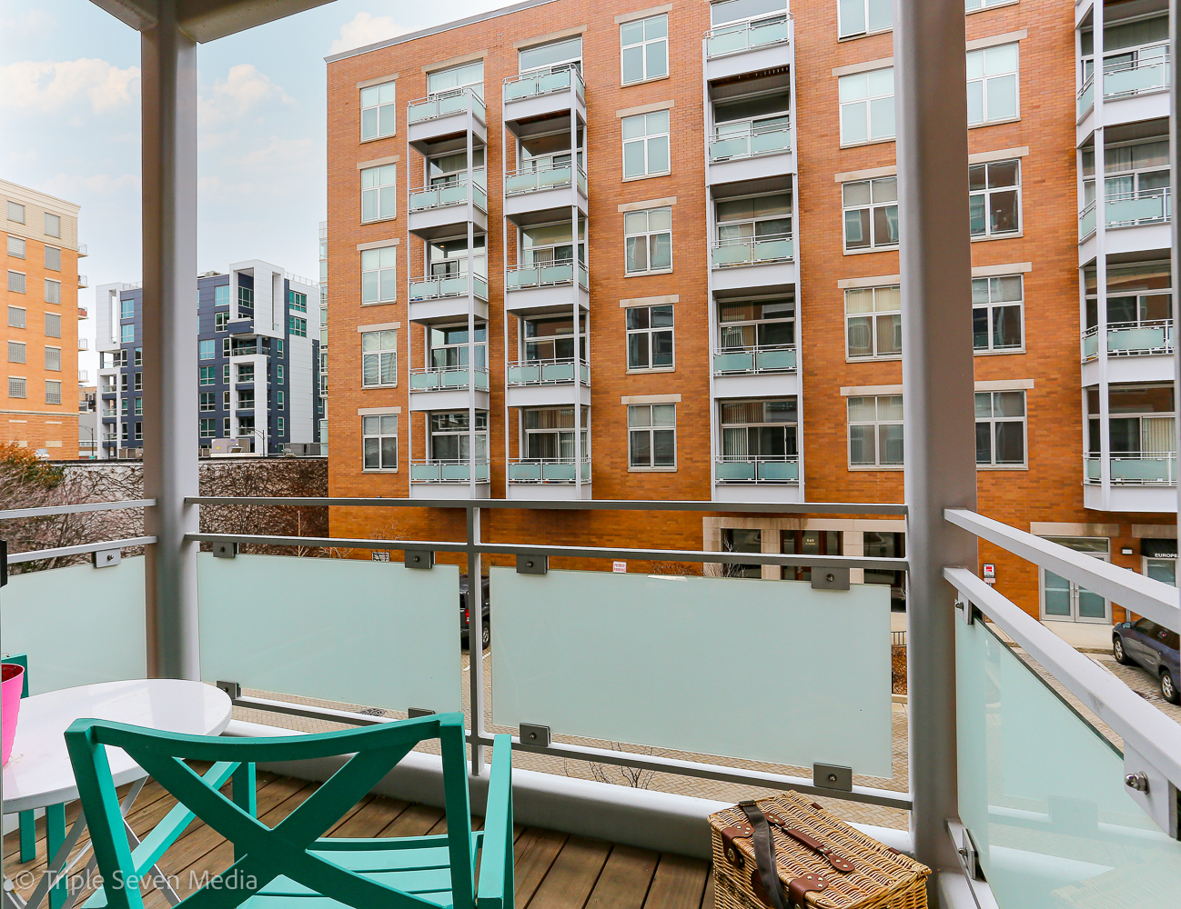 939 West Madison Street, Unit 206 Chicago, IL 60607 - Photo 16 of 20 a balcony with table and chairs