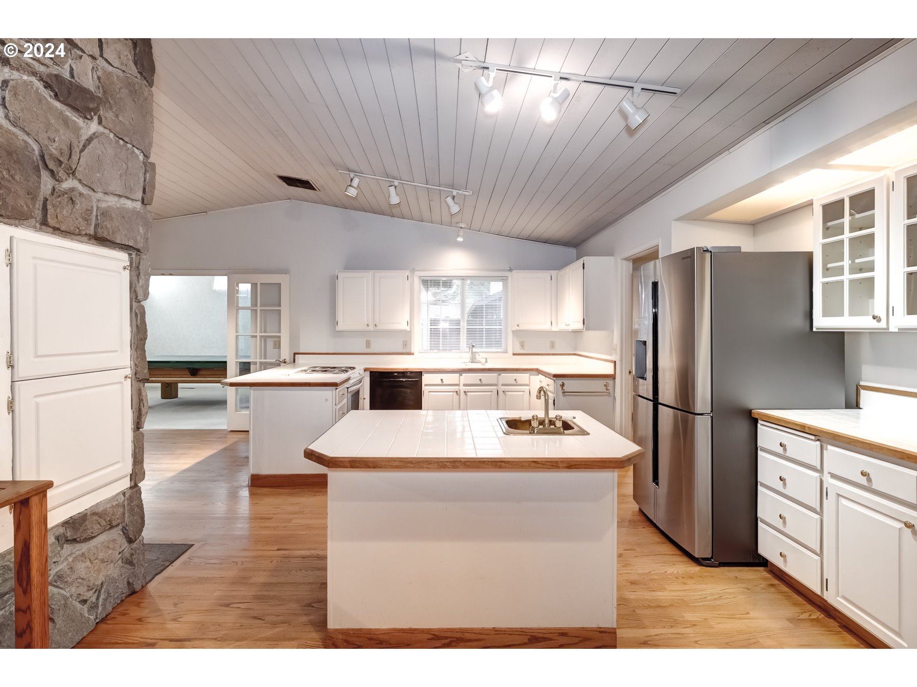 9082 Southwest Arapaho Road Tualatin, OR 97062 - Photo 11 of 31 Kitchen