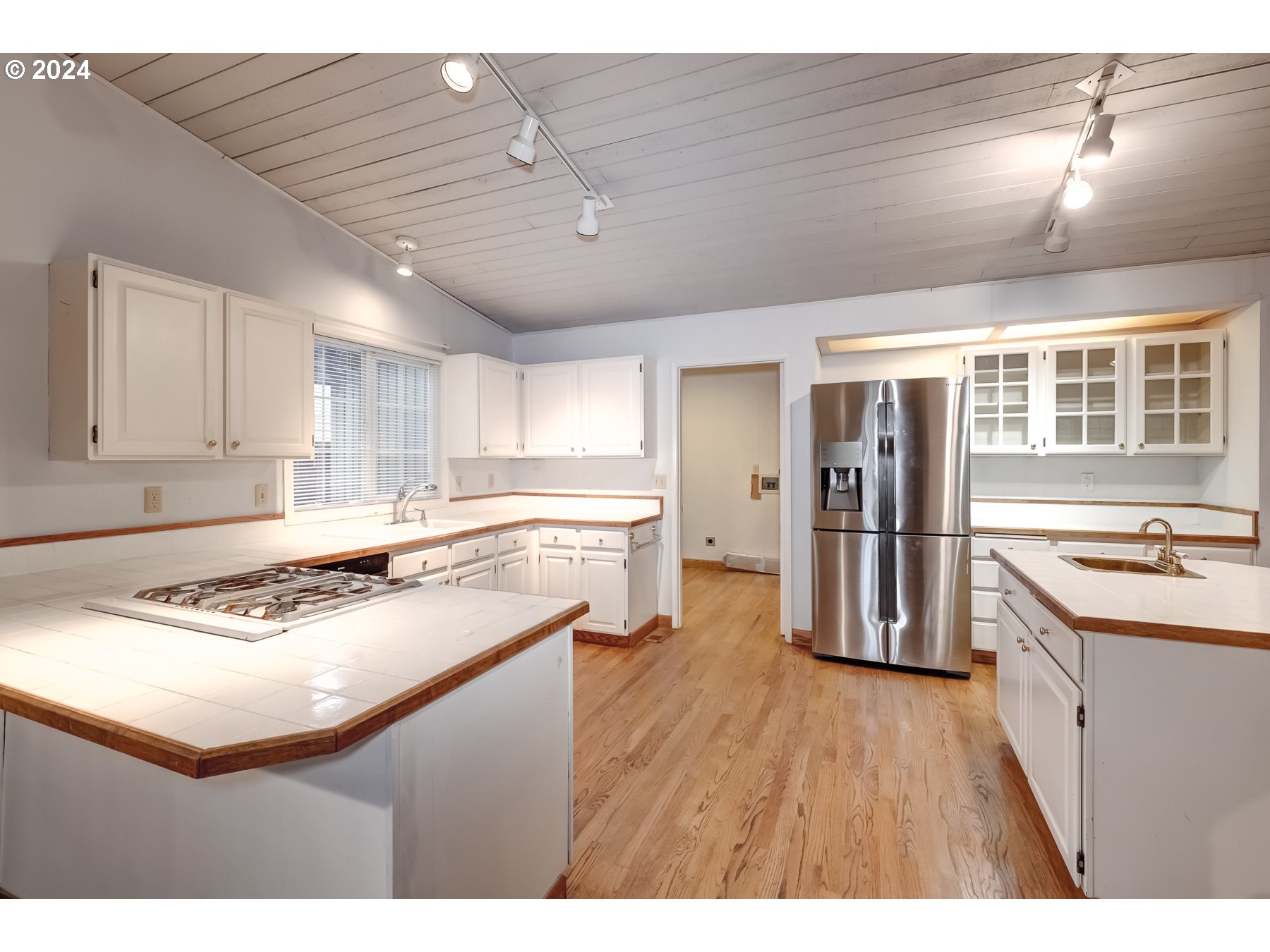 9082 Southwest Arapaho Road Tualatin, OR 97062 - Photo 12 of 31 Kitchen