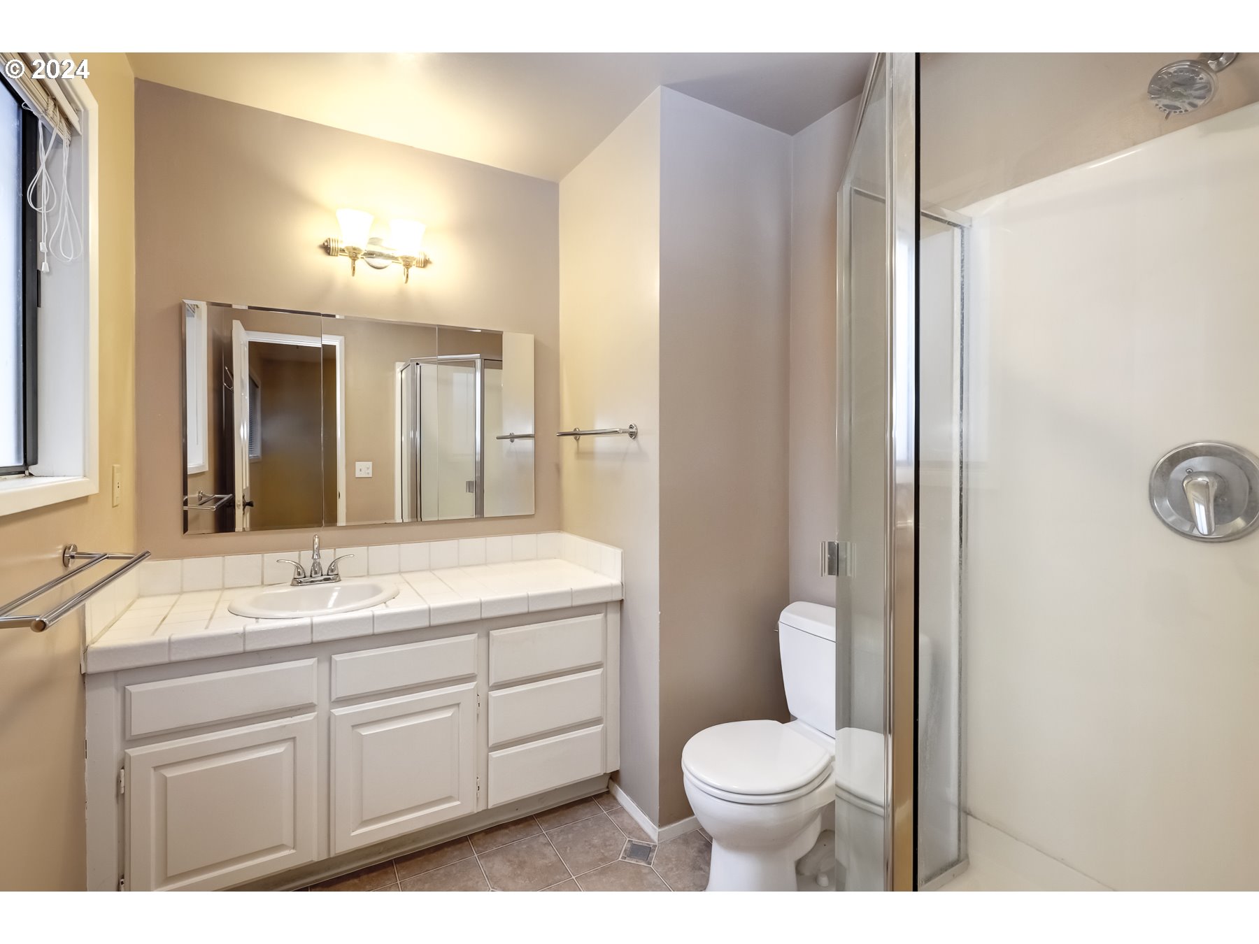 9082 Southwest Arapaho Road Tualatin, OR 97062 - Photo 20 of 31 Bathroom, Attached