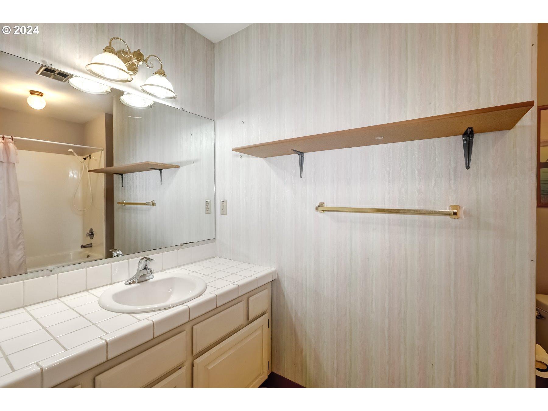 9082 Southwest Arapaho Road Tualatin, OR 97062 - Photo 23 of 31 Bathroom