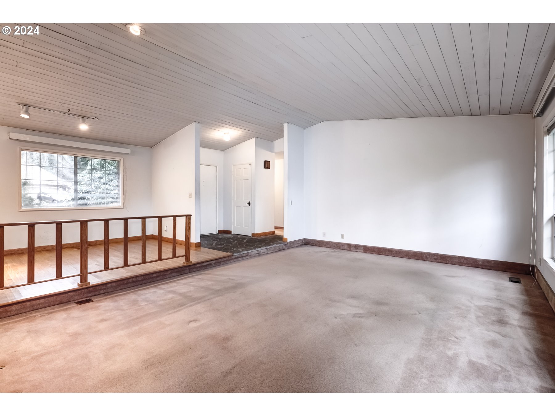 9082 Southwest Arapaho Road Tualatin, OR 97062 - Photo 7 of 31 Living Room