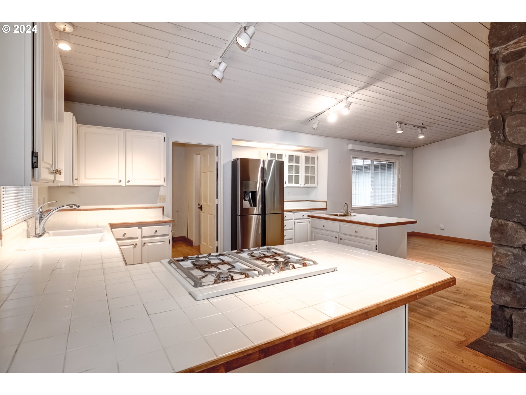 9082 Southwest Arapaho Road Tualatin, OR 97062 - Photo 9 of 31 Kitchen