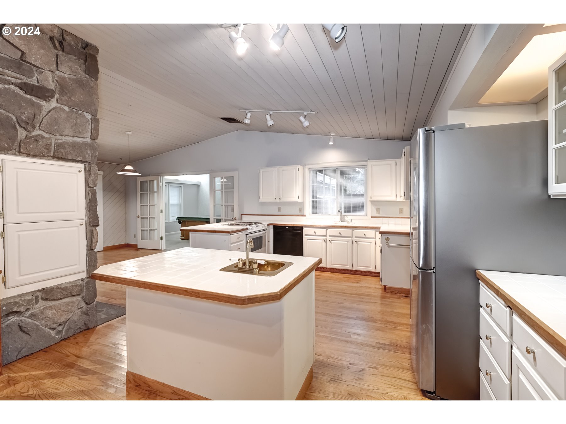 9082 Southwest Arapaho Road Tualatin, OR 97062 - Photo 10 of 31 Kitchen