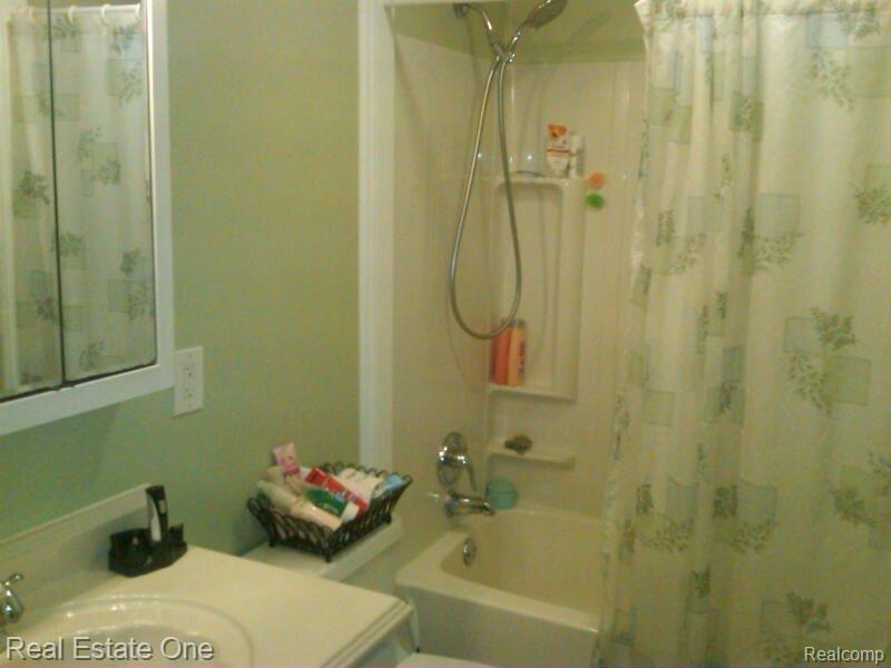 905 Orion Road Lake Orion, MI 48362 - Photo 12 of 15 Bathroom