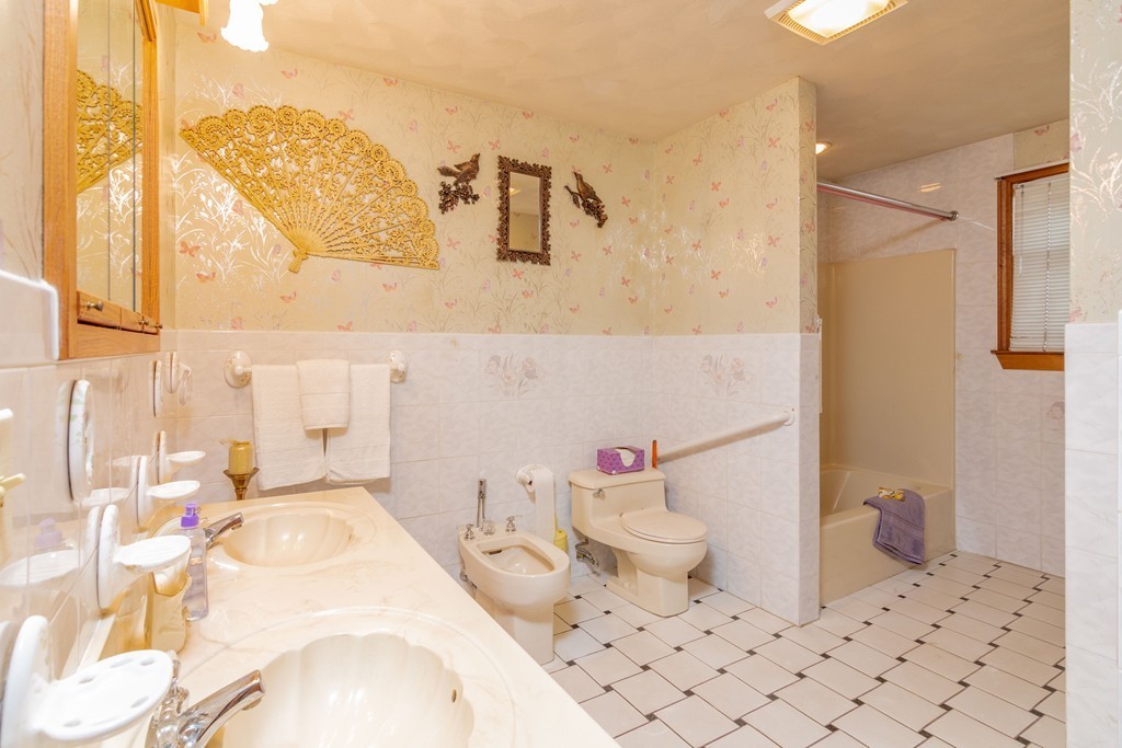 23 Loring Street Springfield, MA 01105 - Photo 4 of 30