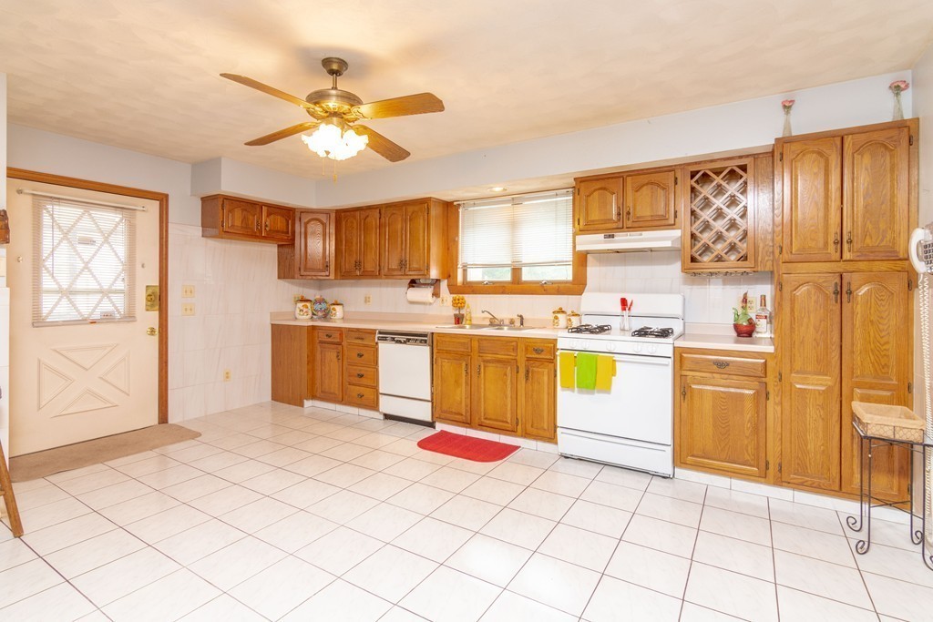 23 Loring Street Springfield, MA 01105 - Photo 5 of 30