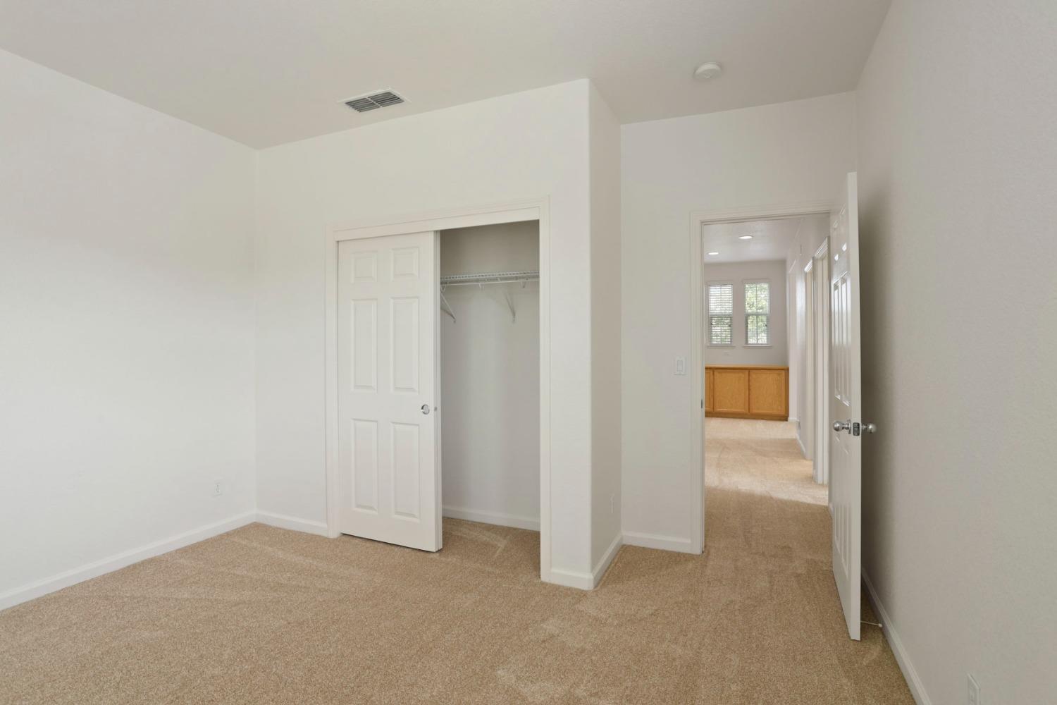 9363 Vintner Circle Patterson, CA 95363 - Photo 30 of 52 an empty room with mirror in it