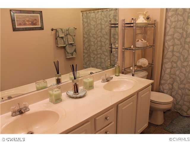 4071 North Hen Peck Road Quinton, VA 23141 - Photo 19 of 23 Interior Space/Layout - Hall Bathroom