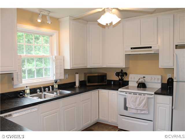 4071 North Hen Peck Road Quinton, VA 23141 - Photo 6 of 23 Kitchen