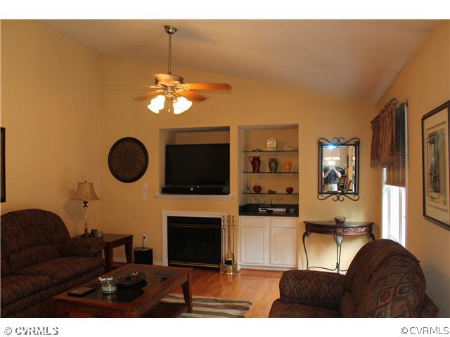 4071 North Hen Peck Road Quinton, VA 23141 - Photo 9 of 23 Den/Family/Great Room