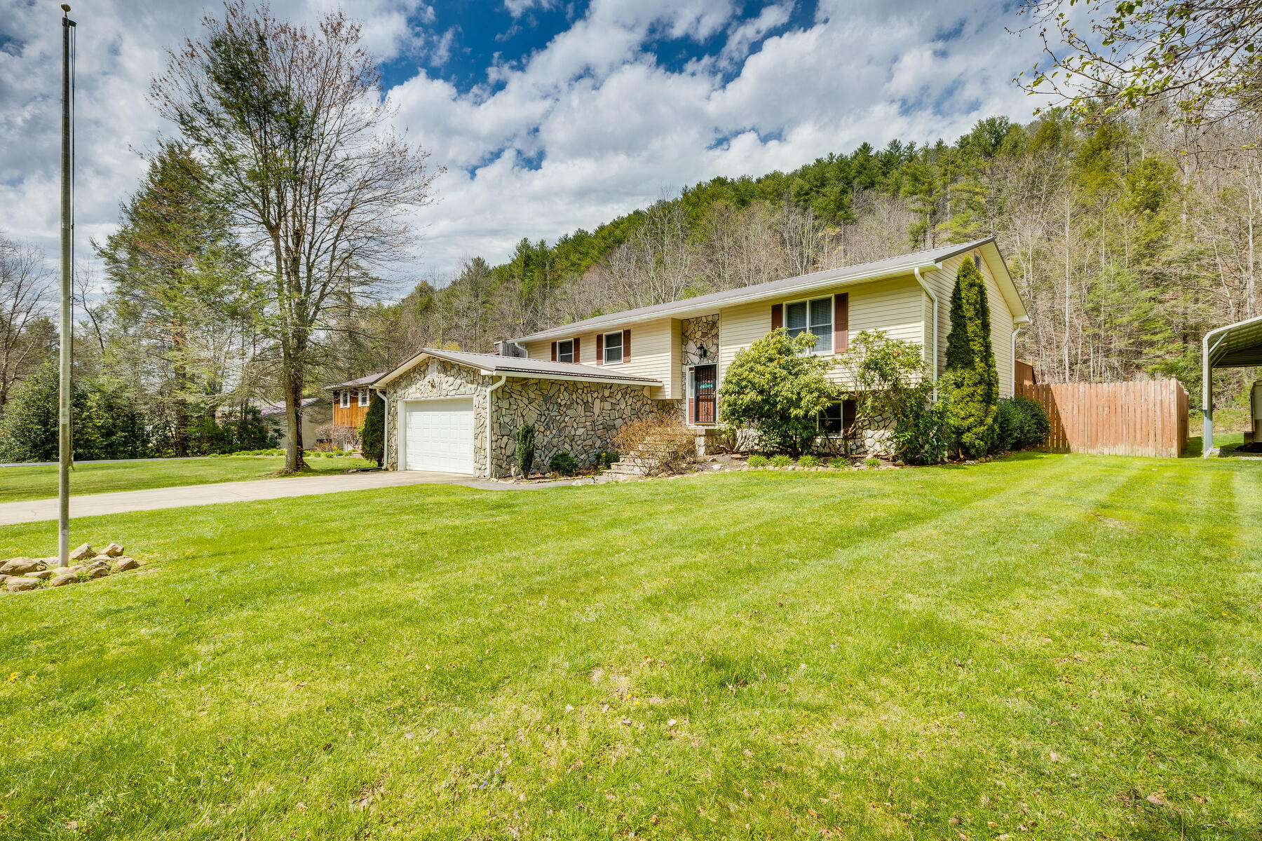 611 Scioto Road Unicoi, TN 37692 - Photo 1 of 59 004