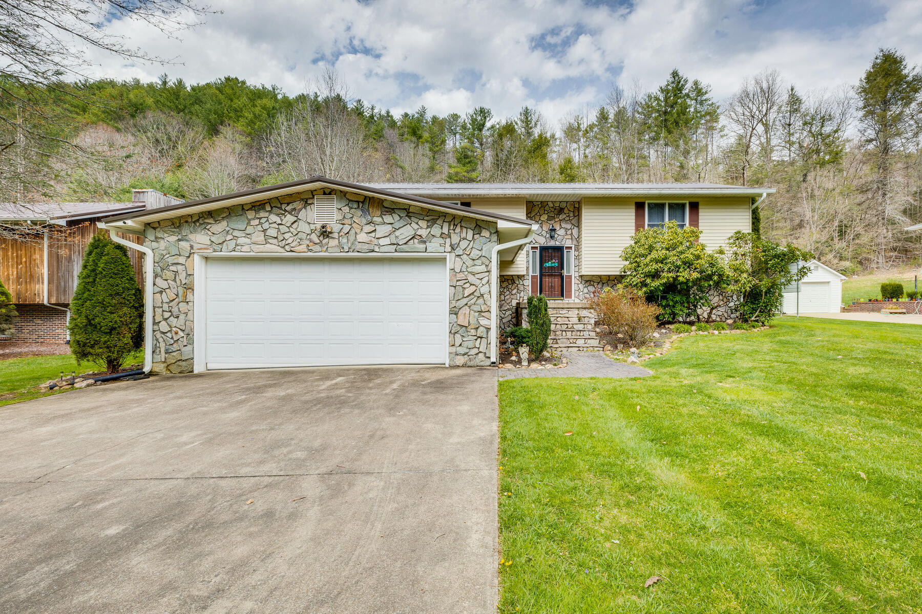 611 Scioto Road Unicoi, TN 37692 - Photo 2 of 59 001