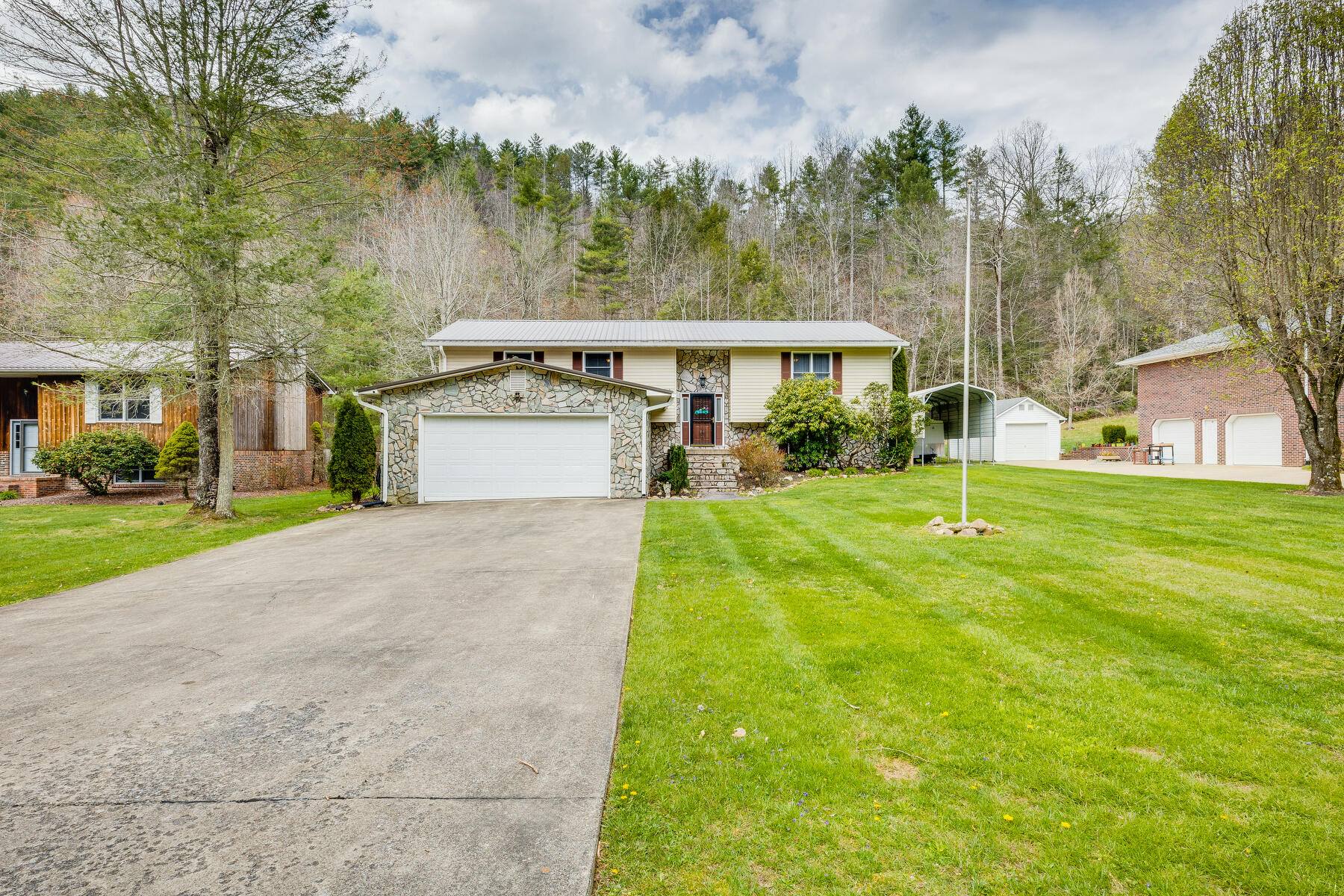 611 Scioto Road Unicoi, TN 37692 - Photo 3 of 59 002