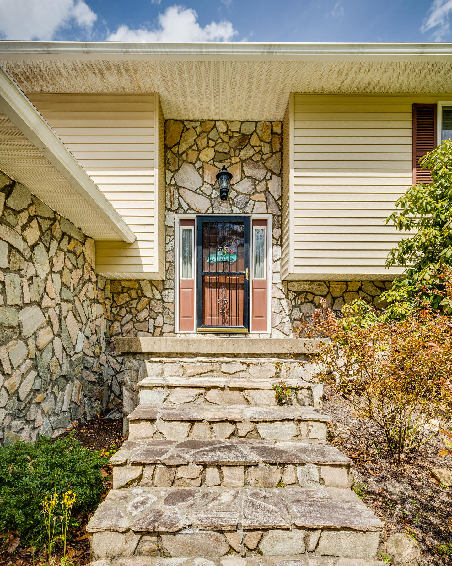 611 Scioto Road Unicoi, TN 37692 - Photo 5 of 59 005
