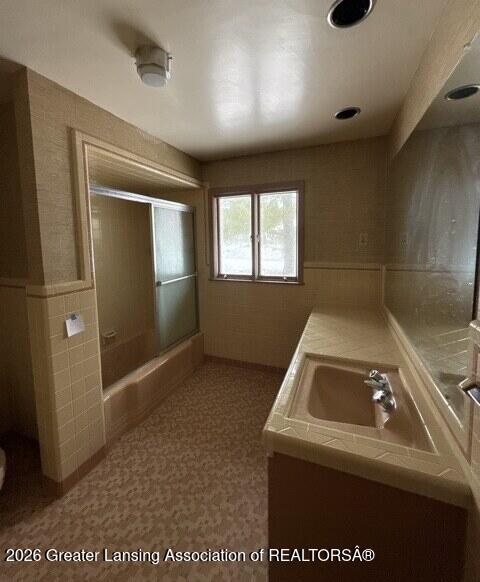3215 South Cambridge Road Lansing, MI 48911 - Photo 13 of 49 20260114_173053968_iOS