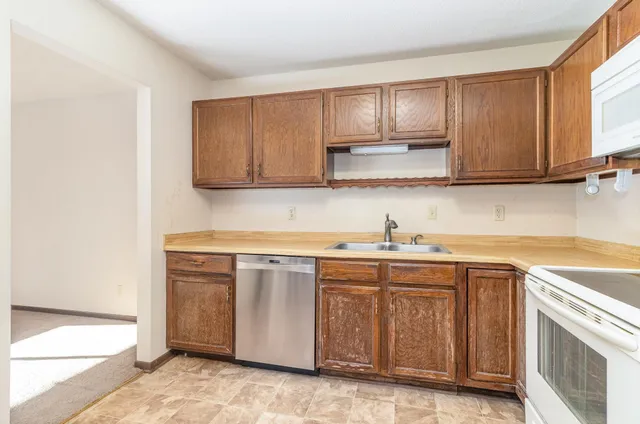 $169,000 | 5157 Balmoral Lane, Bloomington, MN 55437