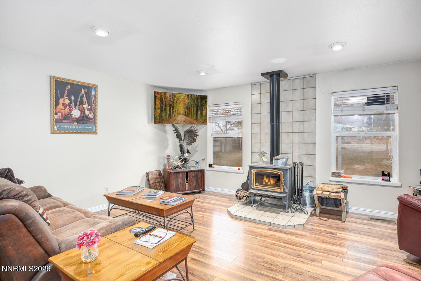 4033 Cimarron Road Fallon, NV 89406 - Photo 5 of 31 a living room with furniture and a flat screen tv