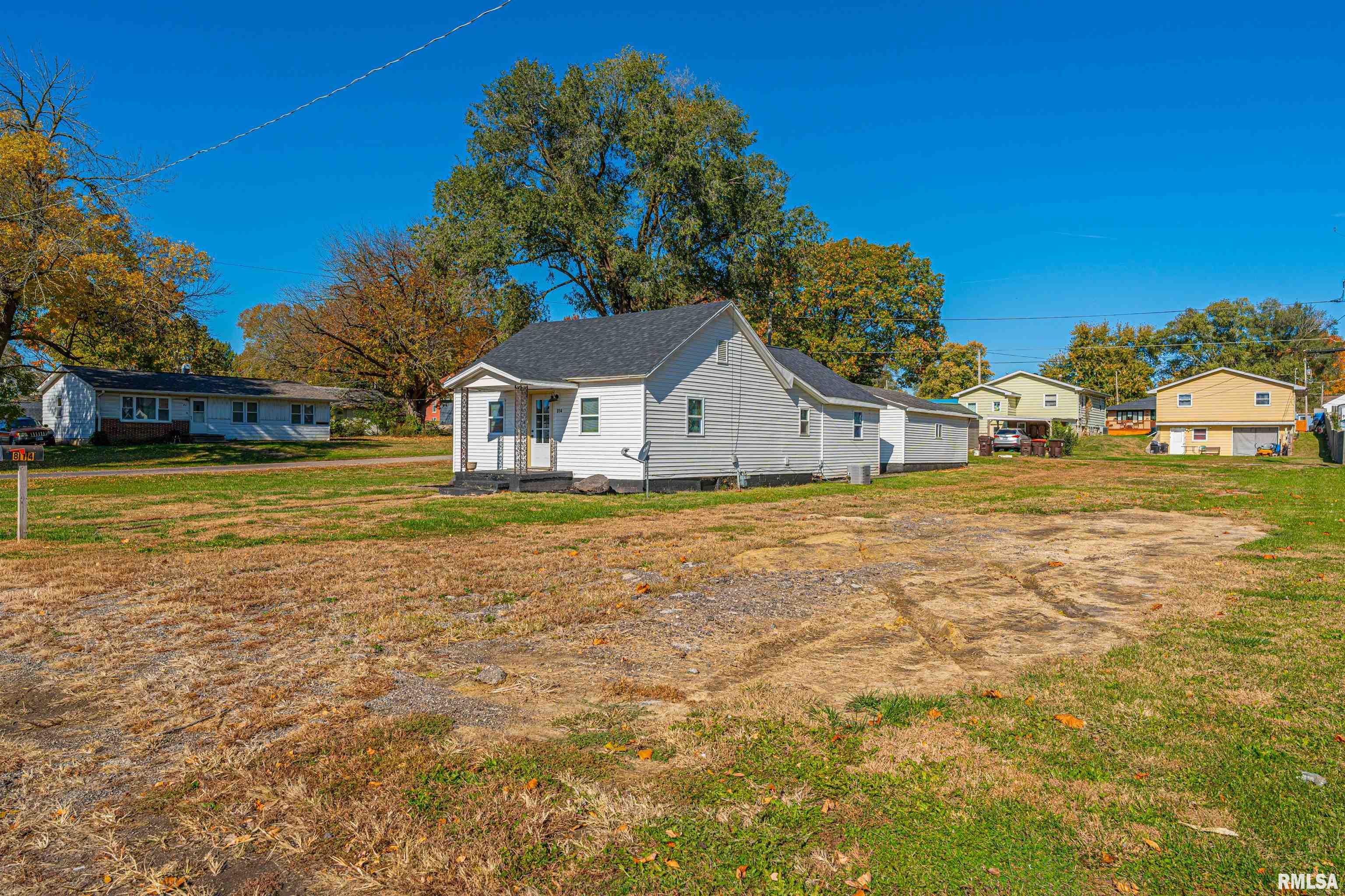 814 1st Street Lincoln, IL 62656 - Photo 1 of 20