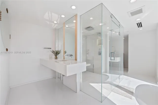 $8,973,000 | 300 South Pointe Drive, Unit 3405, Miami Beach, FL 33139