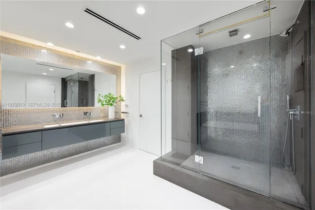 $8,973,000 | 300 South Pointe Drive, Unit 3405, Miami Beach, FL 33139