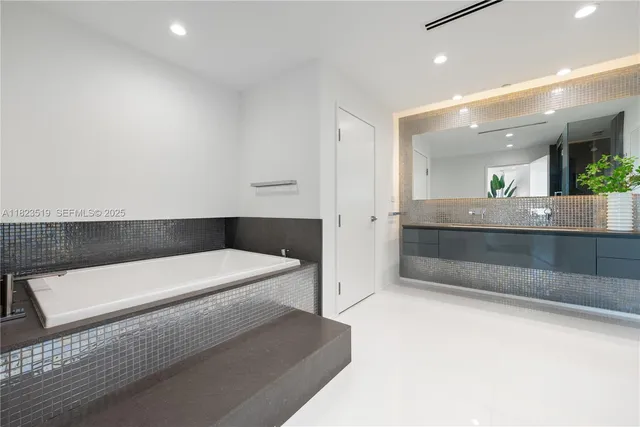 $8,973,000 | 300 South Pointe Drive, Unit 3405, Miami Beach, FL 33139