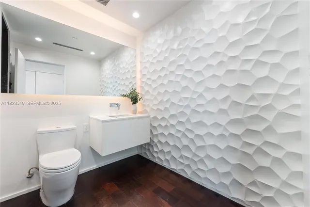 $8,973,000 | 300 South Pointe Drive, Unit 3405, Miami Beach, FL 33139