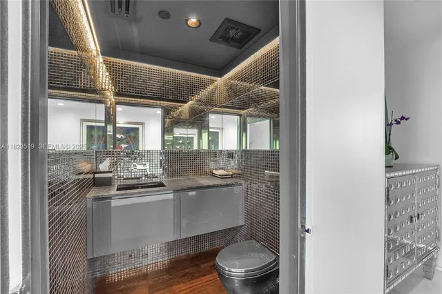 $8,973,000 | 300 South Pointe Drive, Unit 3405, Miami Beach, FL 33139