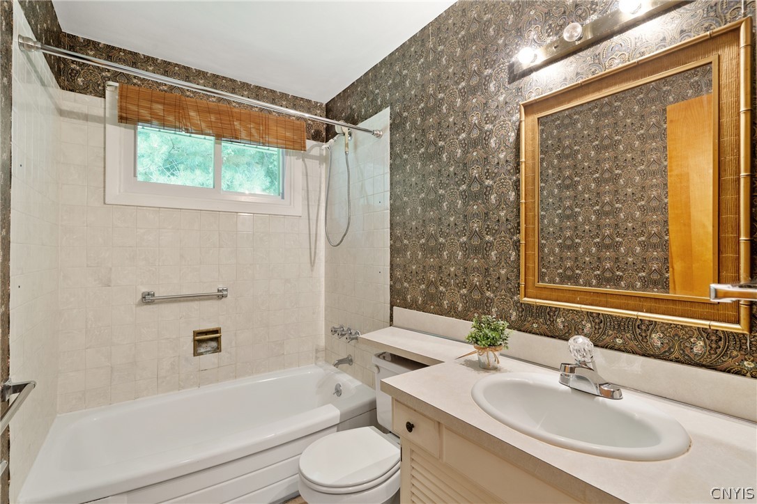 3643 Warners Road Camillus, NY 13209 - Photo 26 of 35 Full bathroom on main level.