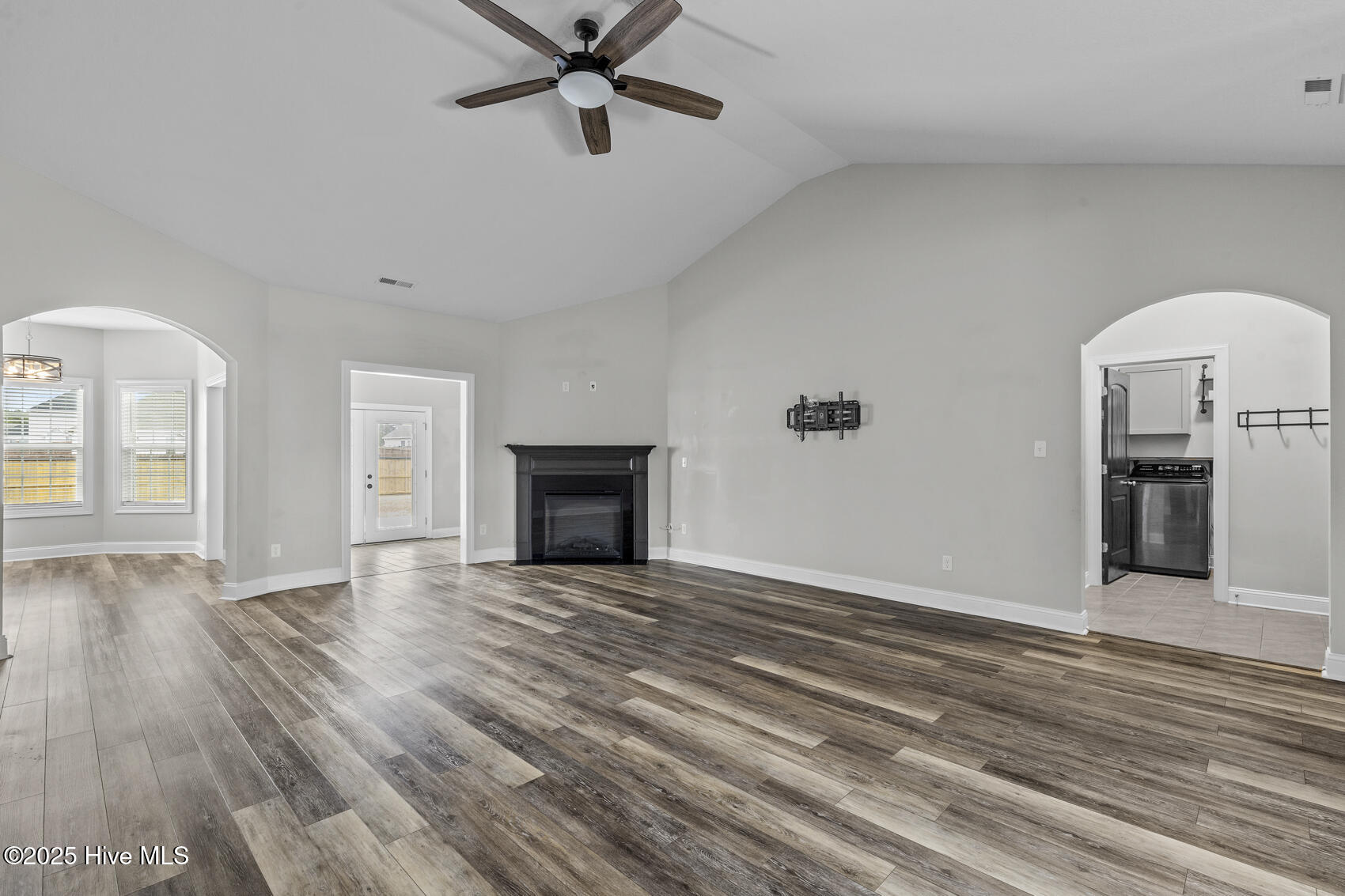 407 Tyrrell Trail Jacksonville, NC 28546 - Photo 8 of 43 Living-2