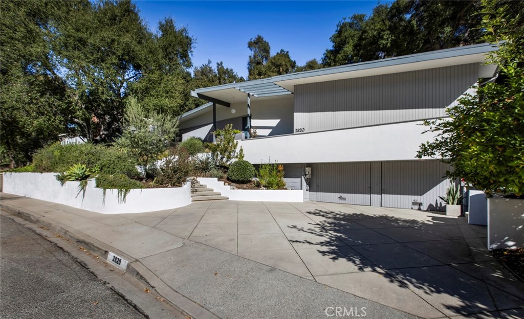 2820 East Chevy Chase Drive Glendale, CA 91206 - Photo 4 of 55 a view of a street with a building